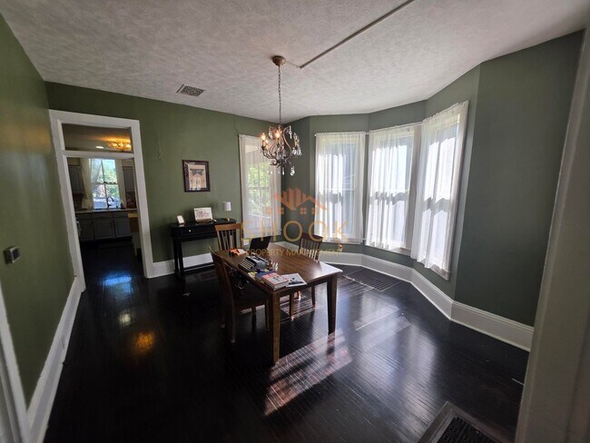Foto del edificio - LARGE 4 BR HOME CLOSE TO DOWNTOWN W/ LOTS OF AMENITIES