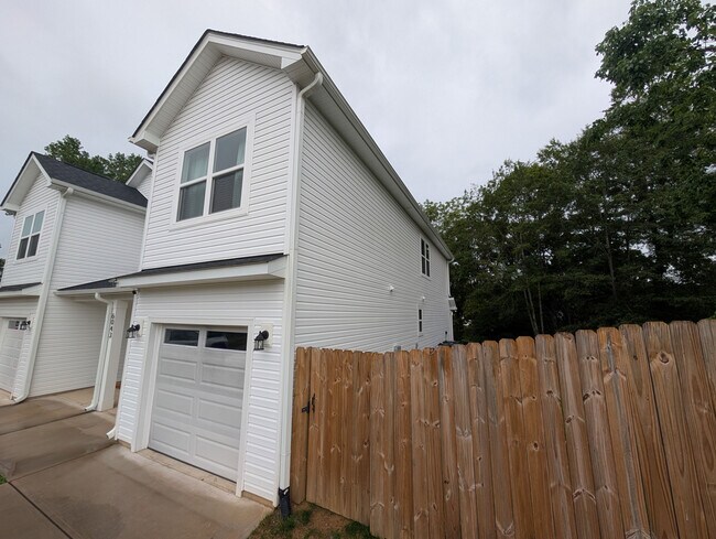 Foto del edificio - Room in Townhome on Sullins Rd