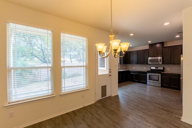 Foto del edificio - 404 Buttercup Creek Blvd