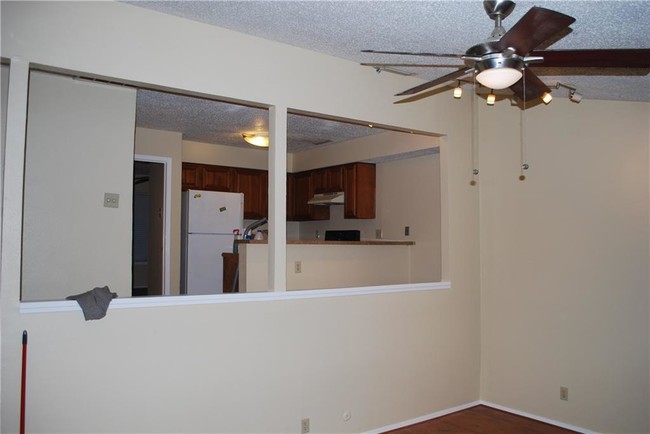 Building Photo - 6112 Summer Creek Cir