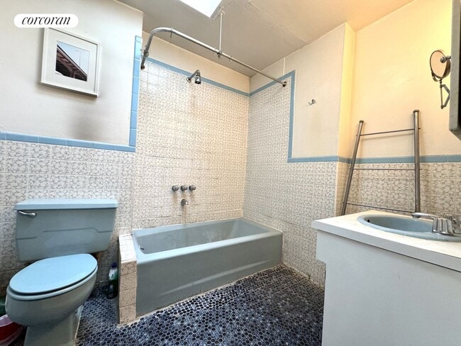 Foto del edificio - 327 W 18th St