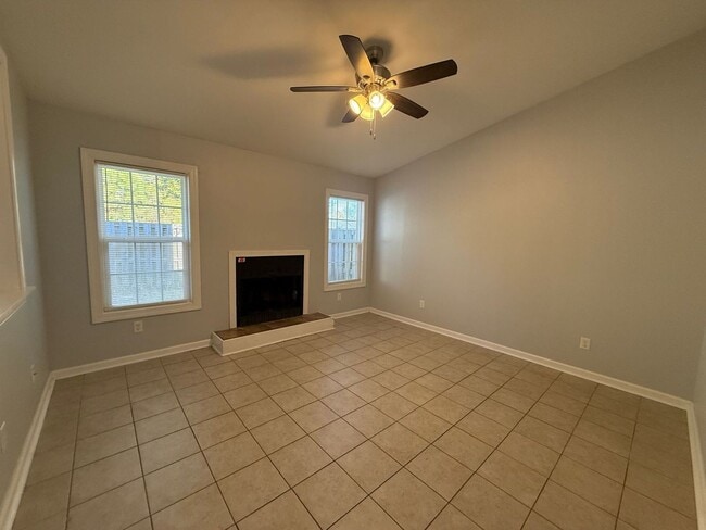 Building Photo - 2 bedroom 2 bath duplex