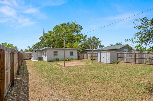 Foto del edificio - Modern 2BR/1BA Home with Spacious Fenced Yard