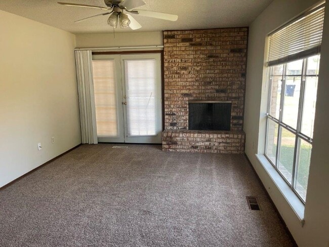 Foto del edificio - 2 bed, 1 and 1/2 baths with a 1 car garage and new countertops! cute duplex for rent near SW 89th...