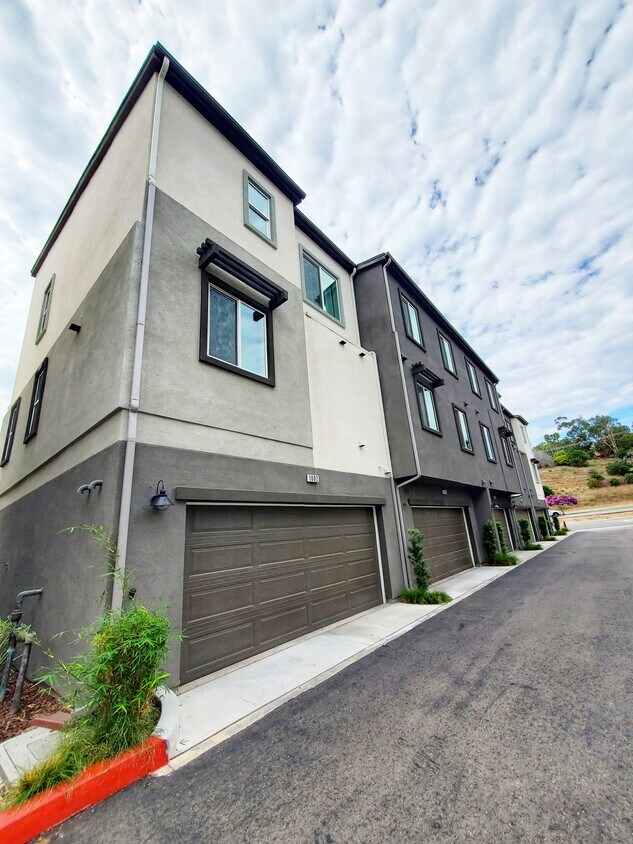 2524 S Escondido Blvd, Escondido, CA 92025 Townhome Rentals in