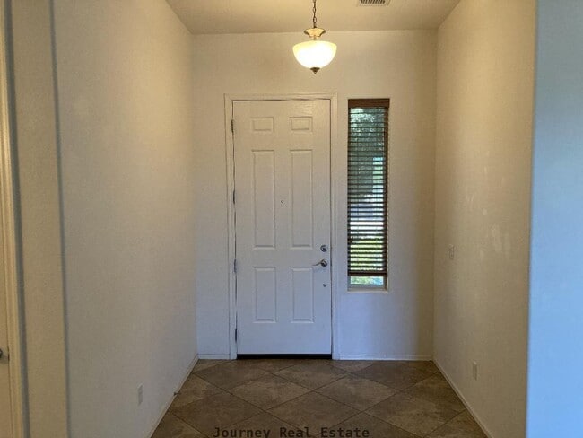 Building Photo - APPLY NOW - 4648 N Providence
