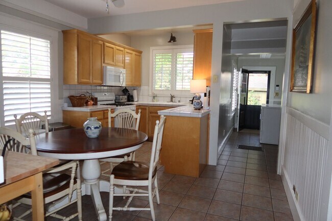 Building Photo - Charming 3 Bed, 1.5 Bath Historic Home w/ ...