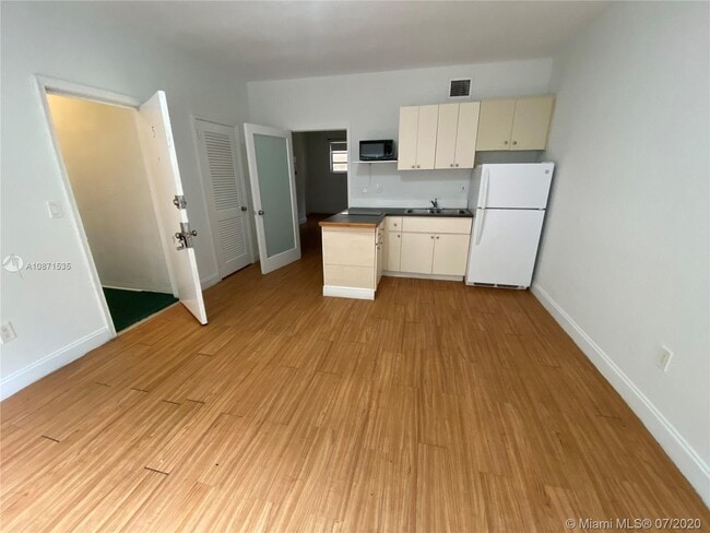 Building Photo - 10080 W Bay Harbor Dr