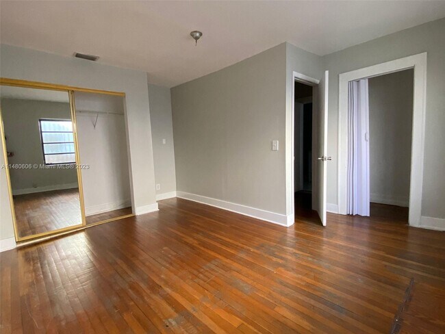 Foto del edificio - 2369 SW 17th St