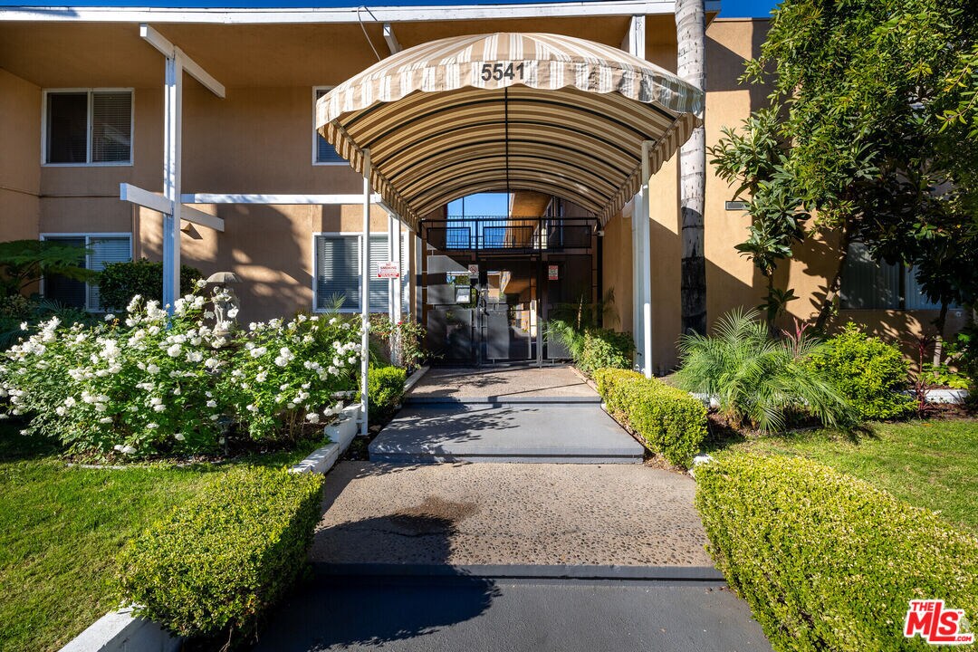 Foto principal - 5541 Newcastle Ave