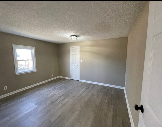 Building Photo - 320 Creek St