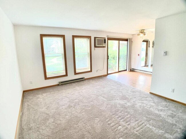 Foto del edificio - 6750 Park Ridge Rd #A