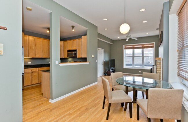 Building Photo - 2 bed in heart of wicker park!
