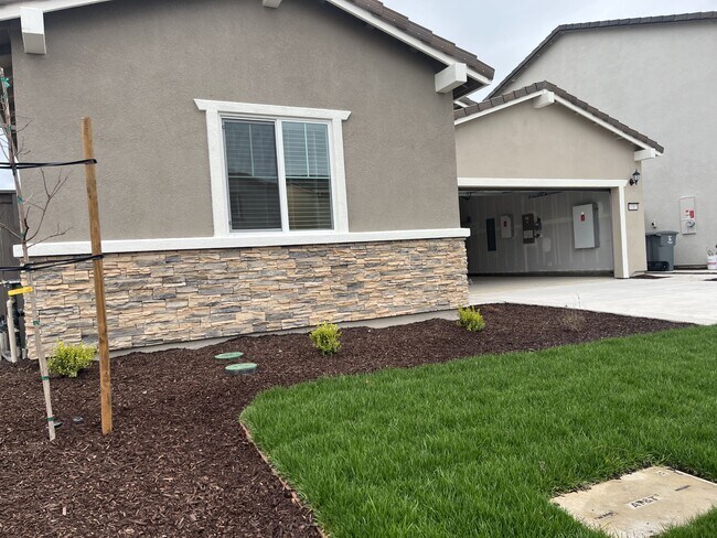 Building Photo - 1085 Silverado Wy
