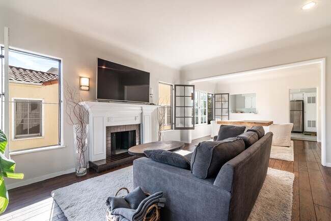 Foto del edificio - 751 N Croft Ave