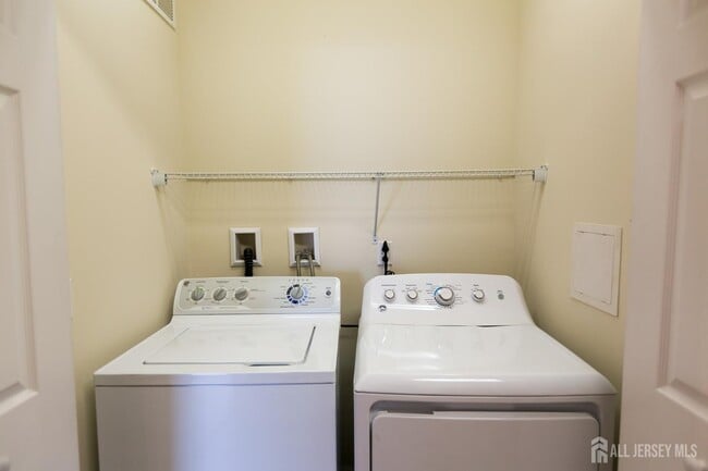 Foto del edificio - 1443 Sierra Dr