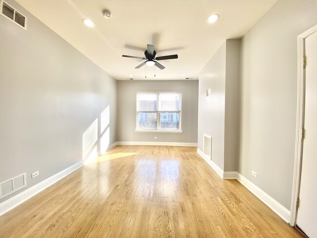 Building Photo - 1012 W Sunnyside Ave