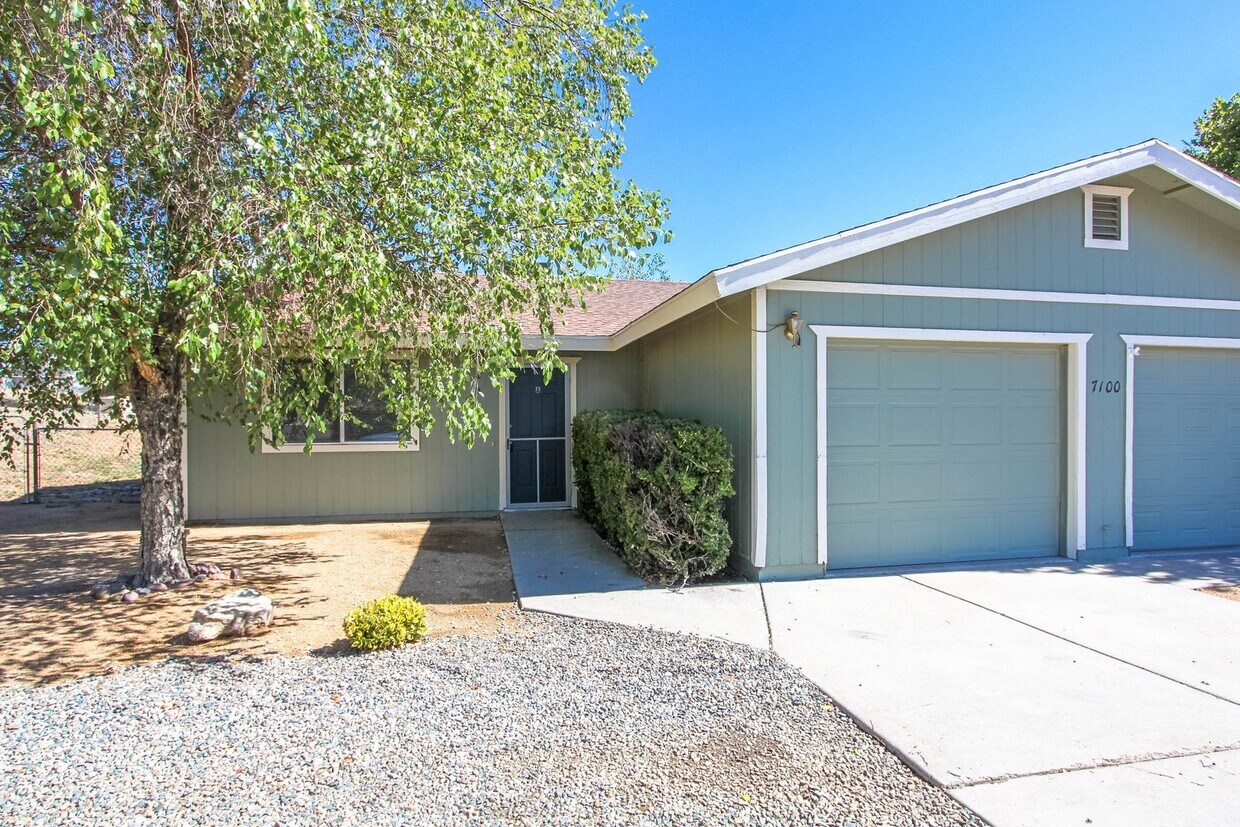 Foto principal - 2 Bedroom Duplex with Fenced Yard