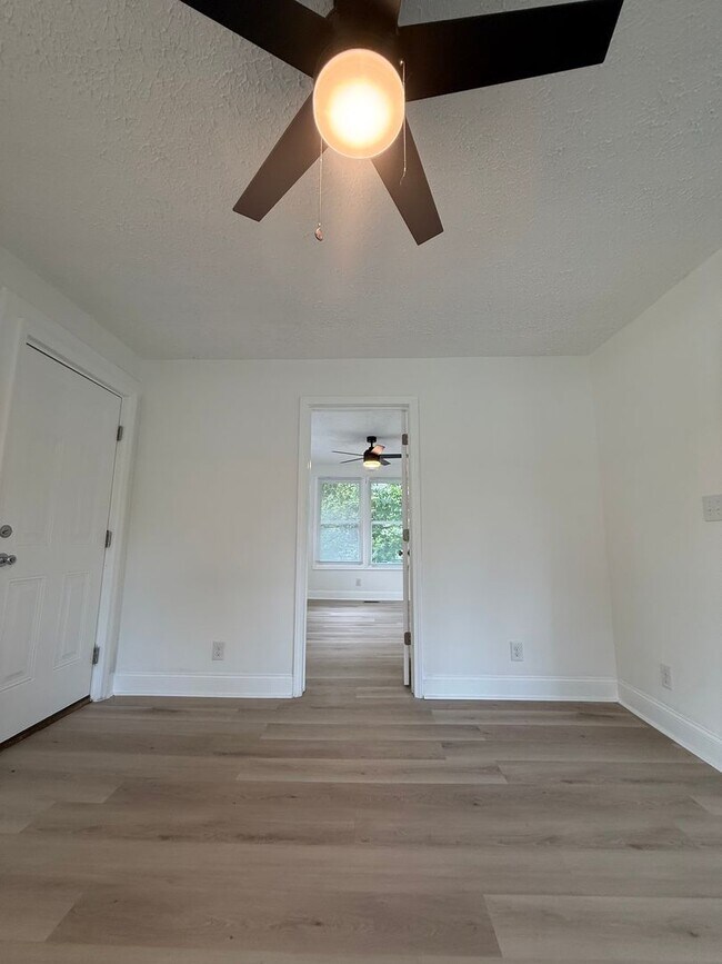 Building Photo - Space, Style & Location—All Under One Roof—For $1250 a Month