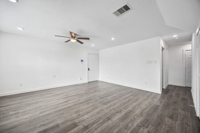Foto del edificio - Charming 3 Bed, 2.5 Bath Duplex – Your Ide...