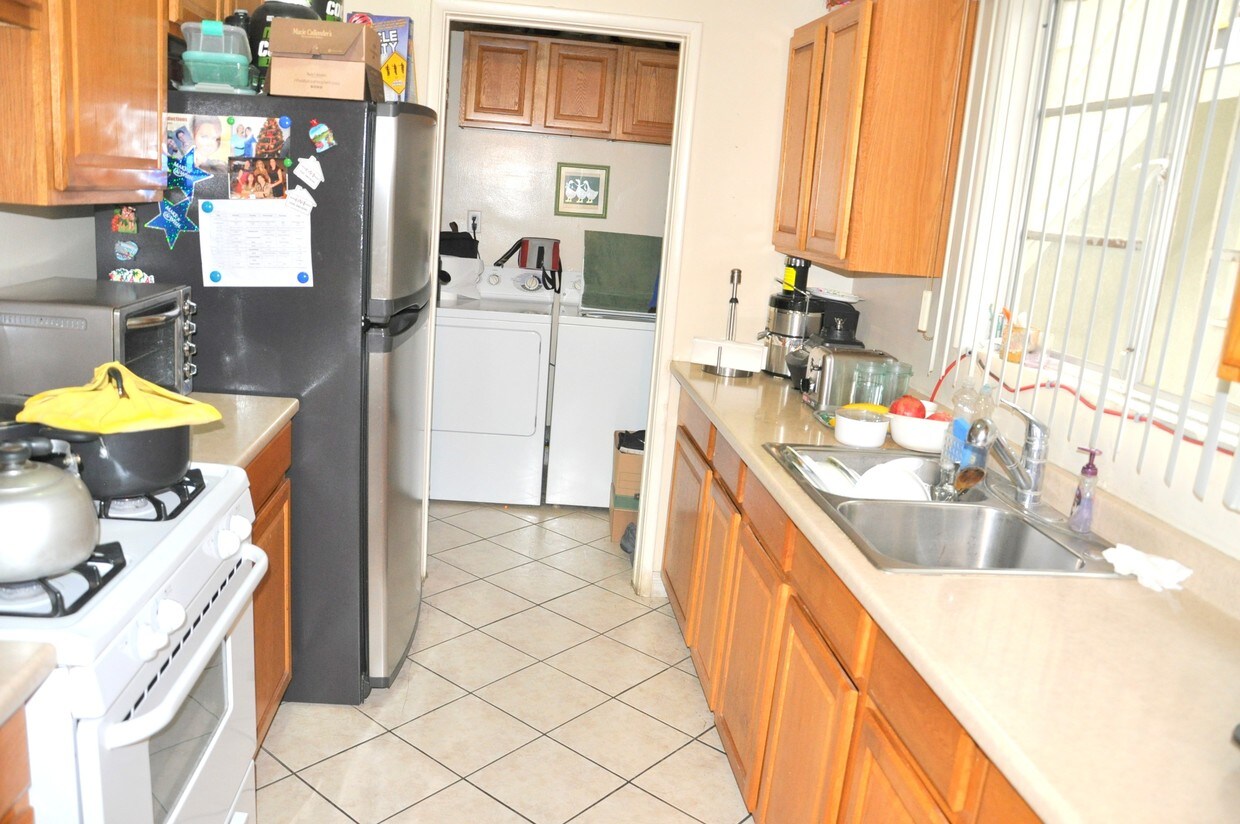 Foto del edificio - 816 W Glenoaks Blvd