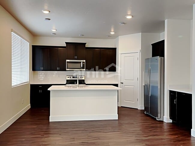 Building Photo - 1037 Woodsome Ave