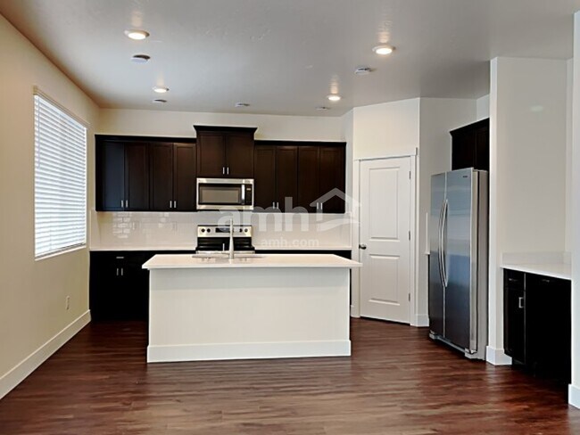 Foto del edificio - 1037 Woodsome Ave