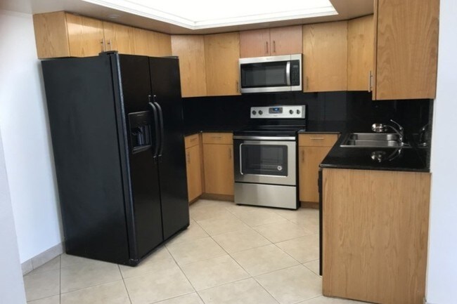 Large Kitchen - 9200 Bay Harbor Terrace