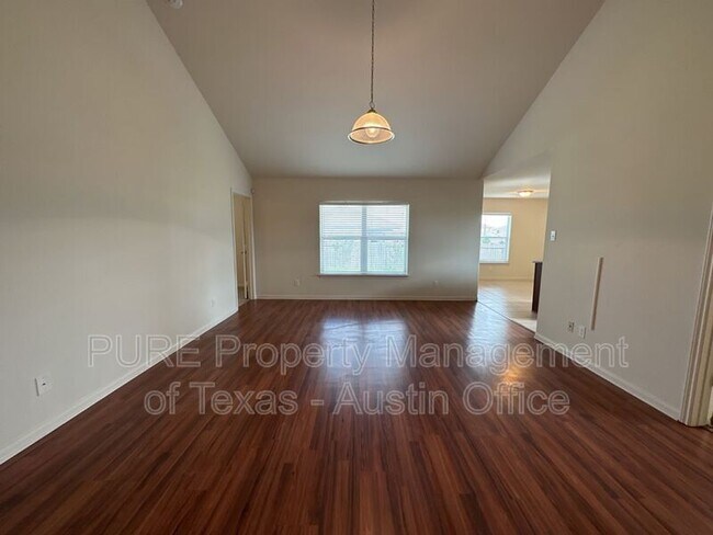 Foto del edificio - 200 J E Brown Ln