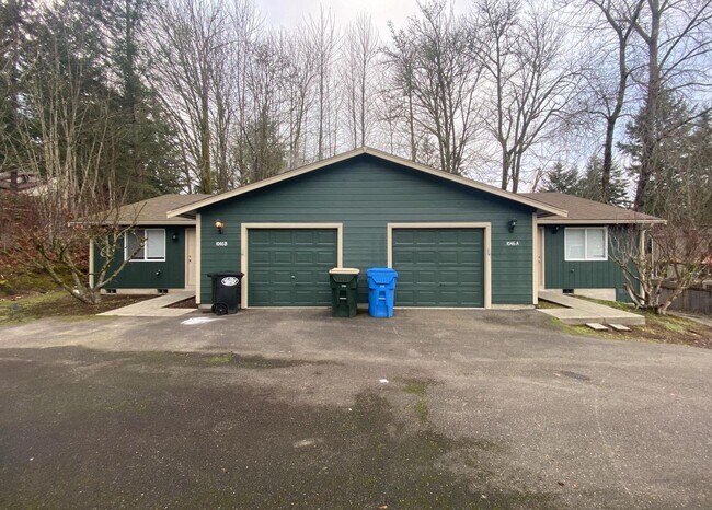 Building Photo - Large 3 bed 2 bath Duplex in Tumwater!  Ea...