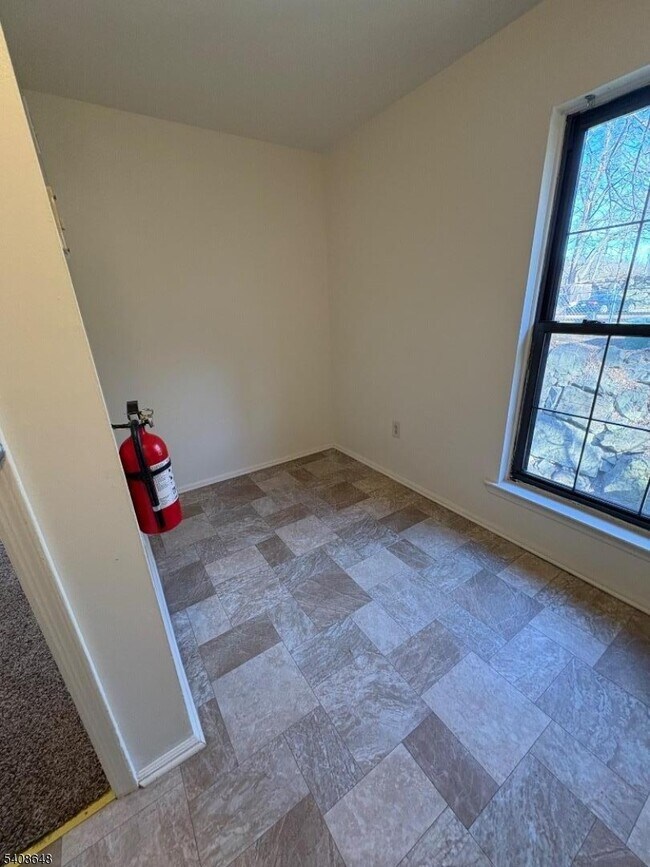 Building Photo - 181 Long Hill Rd