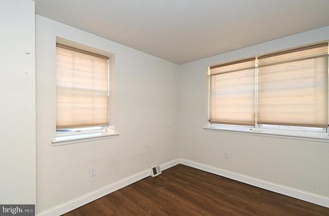 Building Photo - 1554 N Lawrence St