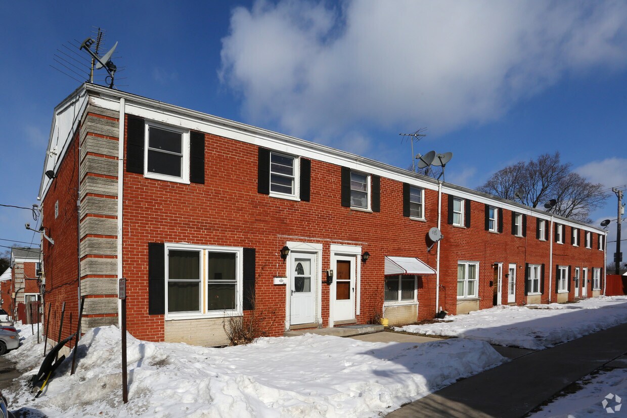 Primary Photo - 823-863 N Elmhurst Rd