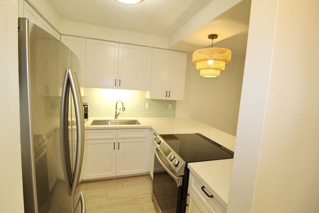 Building Photo - Highly Desirable Maui Gardens Unit Availab...