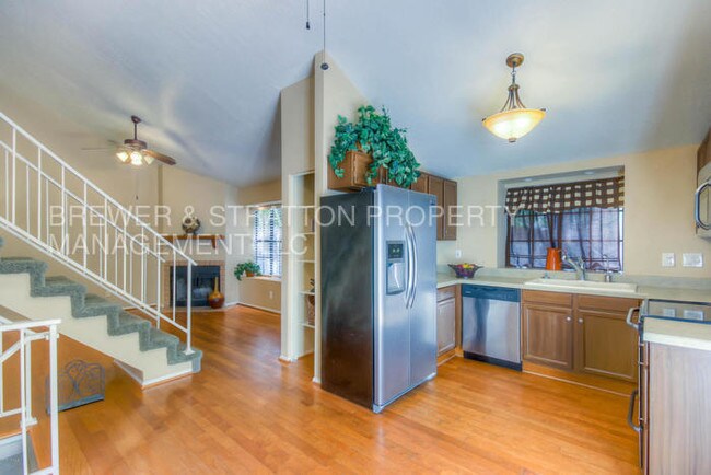 Building Photo - 921 W University Dr
