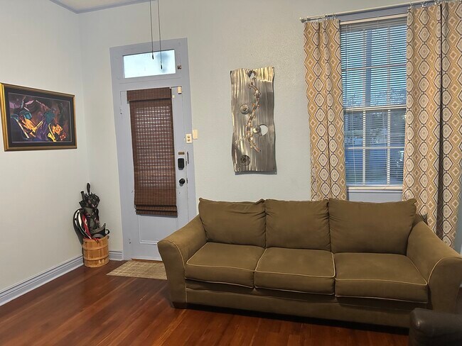 Acogedora sala de estar - 423 Dakin St