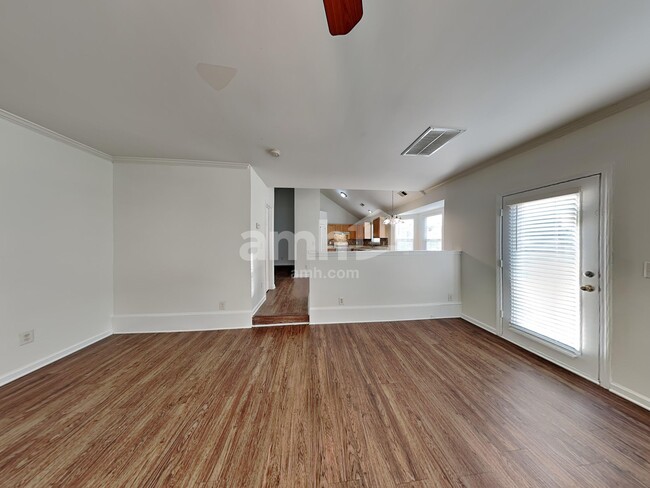 Foto del edificio - 7225 Hidden Creek Dr