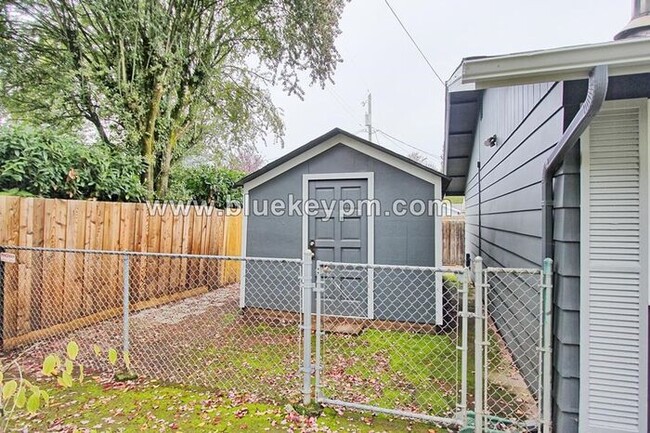 Building Photo - 2 Bed, 1 Bath Home with Large Yard in Rose...