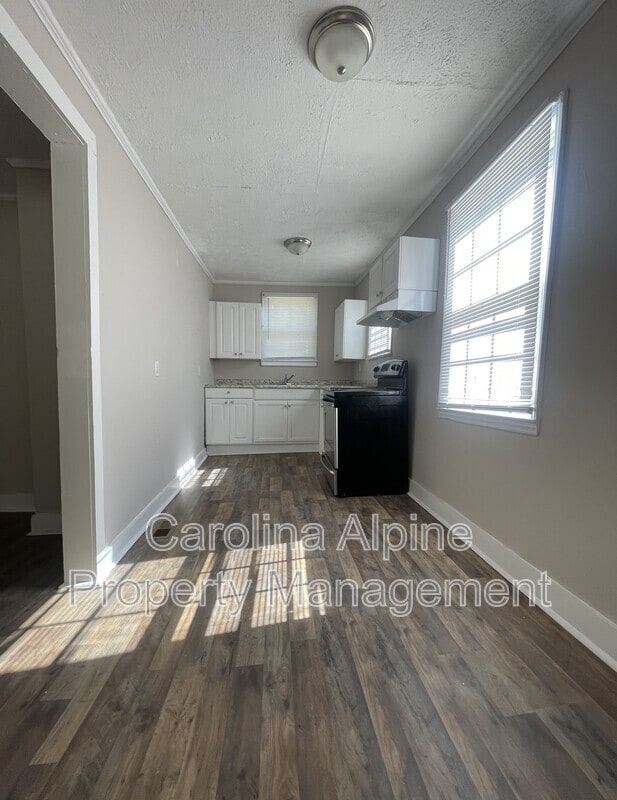 Building Photo - 424 S Maple St