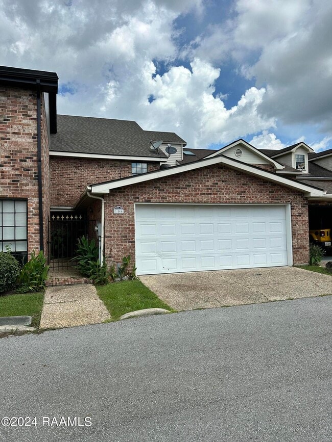 Building Photo - 104 Ambiance Cir