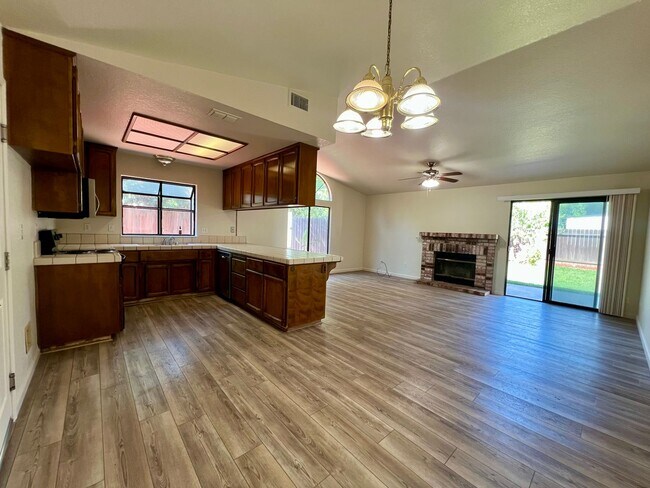 Building Photo - Charming 3 bed/2 bath with detached unit 1...
