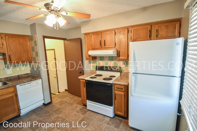 Building Photo - 2 br, 1 bath House - 3423 Merle Hay Rd