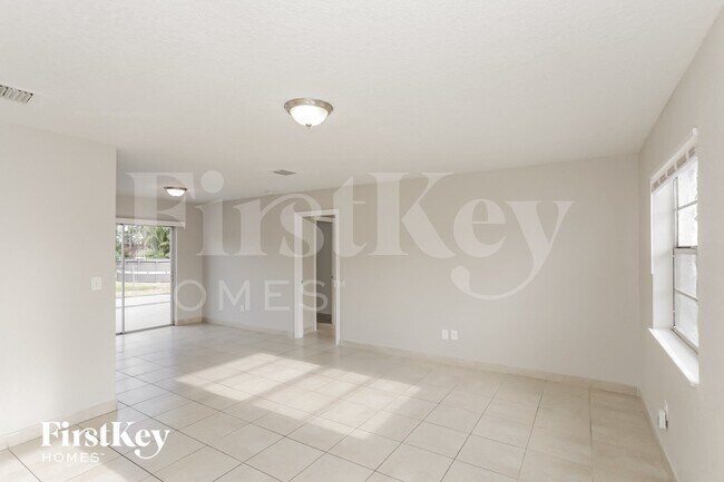 Foto del edificio - 18931 NW 33rd Pl