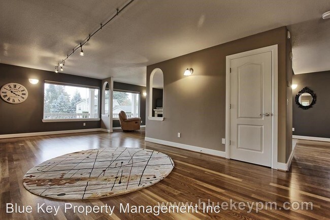 Building Photo - 909 SE 77th Ct
