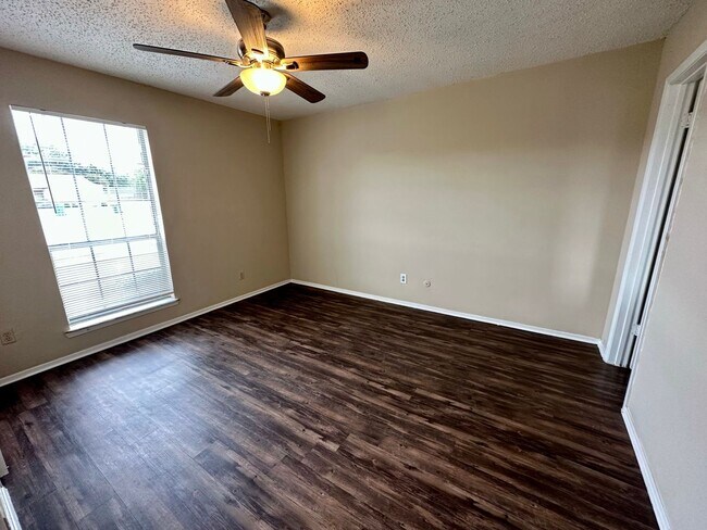 Foto del edificio - G 201-203 Gruver Circle