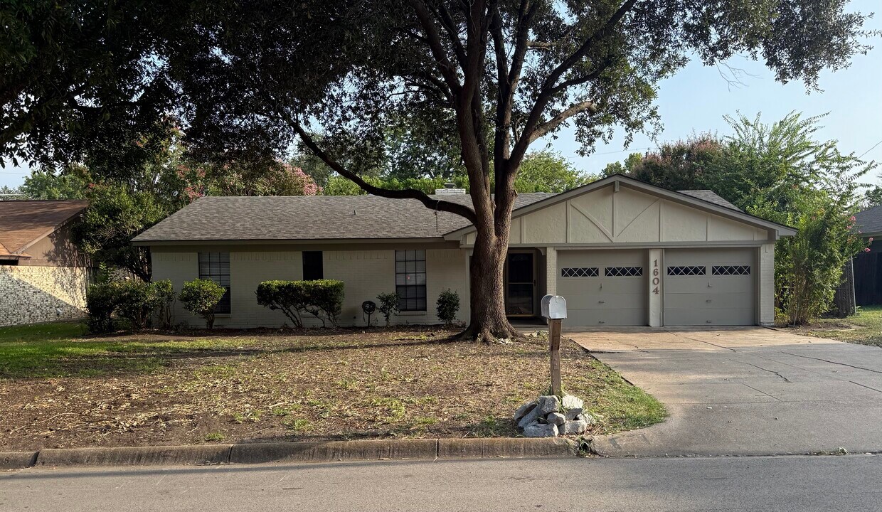 Foto principal - 1604 Timbercreek Rd