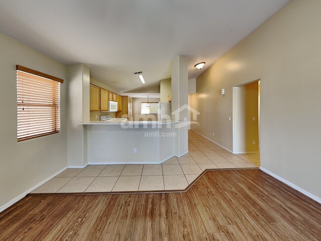 Building Photo - 10772 W Mountain View Dr