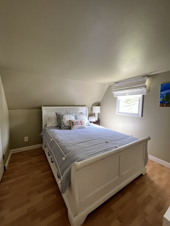 Photo - 156-155 5 Mile Point Rd House