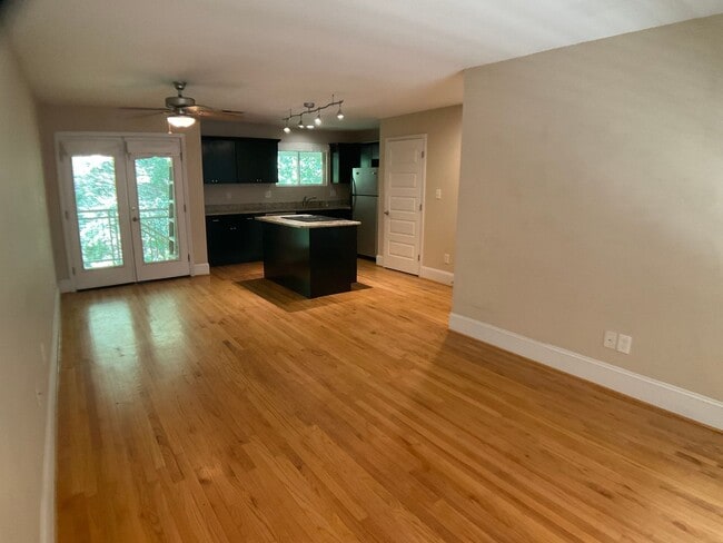 Building Photo - Spacious Carrboro Condo ready for August Move In!