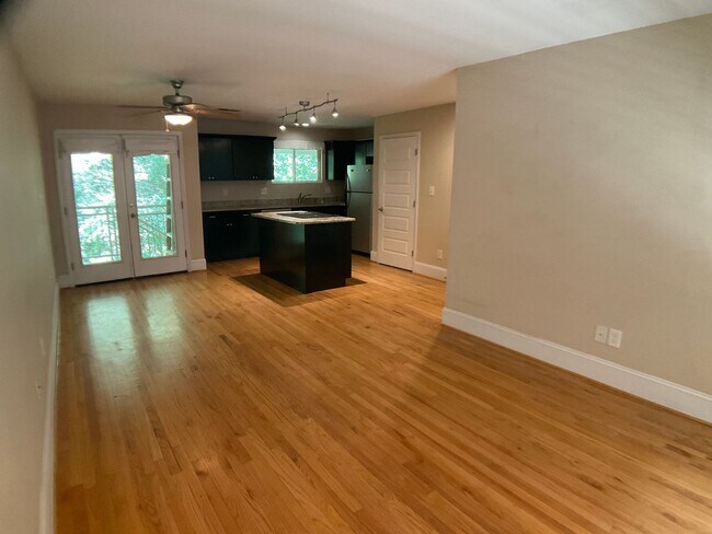 Foto del edificio - Spacious Carrboro Condo ready for August Move In!